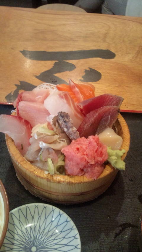 新宿駅周辺で海鮮丼を食べよう 海鮮丼がおいしい人気店4選 Favy ファビー