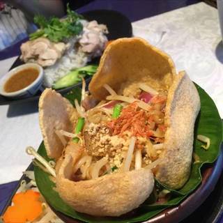 バッタイとガパオライスのランチ