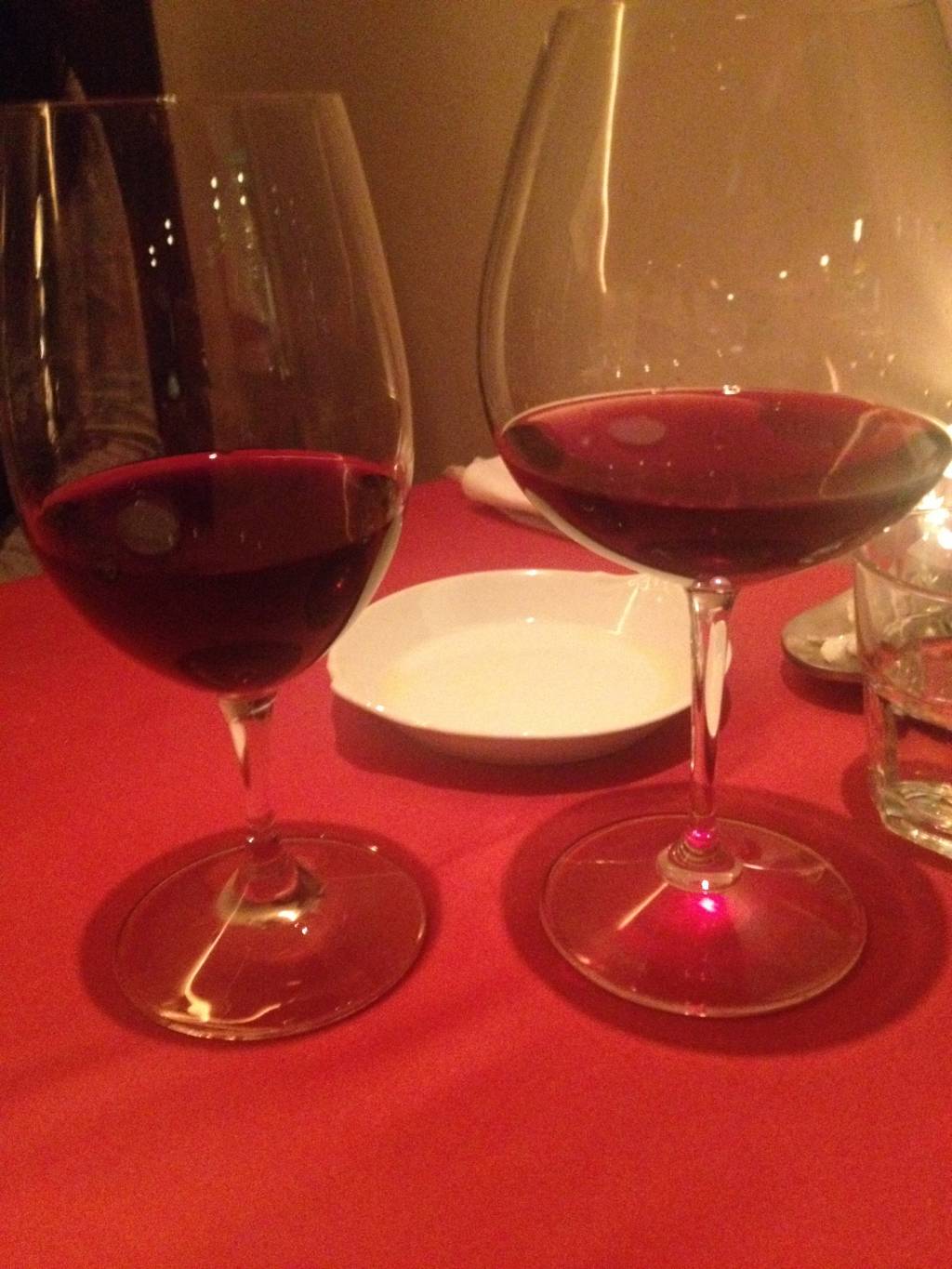 赤ワイングラスで色比べ