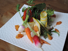 １１月のサラダ、農園風。紅と緑の島オクラ、紫蘇の香り。