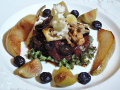 阿寒産、天然蝦夷鹿。背肉のグリエ、炭火の香り。または、タルタル仕立て。