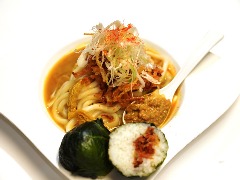 大江戸の大辛肉味噌『冷やしカレーうどん』オリジナルおむすび付　細麺・太麺　大盛・中盛　選べます